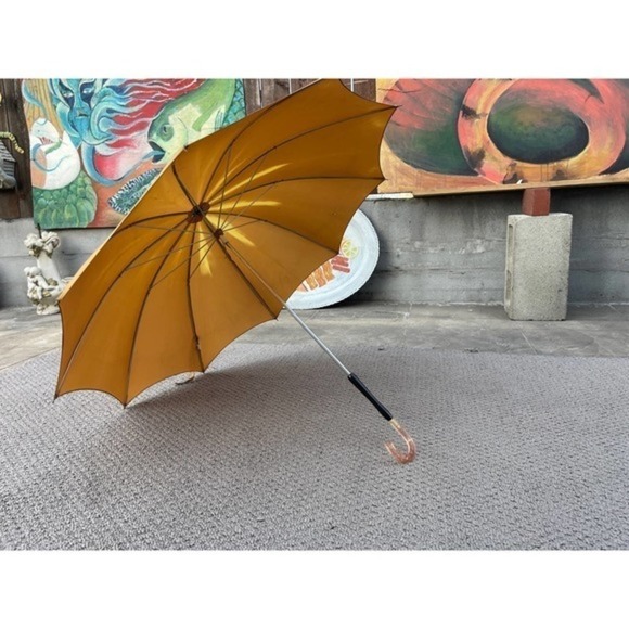 Vintage Tan Acrylic With Tinsel Glitter Hook Handle Mid Century Pagoda Umbrella - Picture 7 of 13